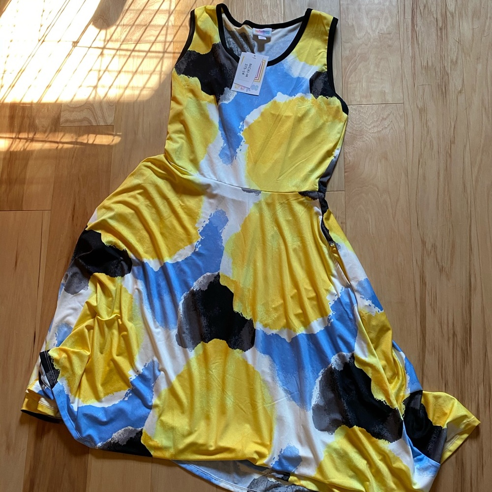 NWT size Medium Nikki LuLaRoe